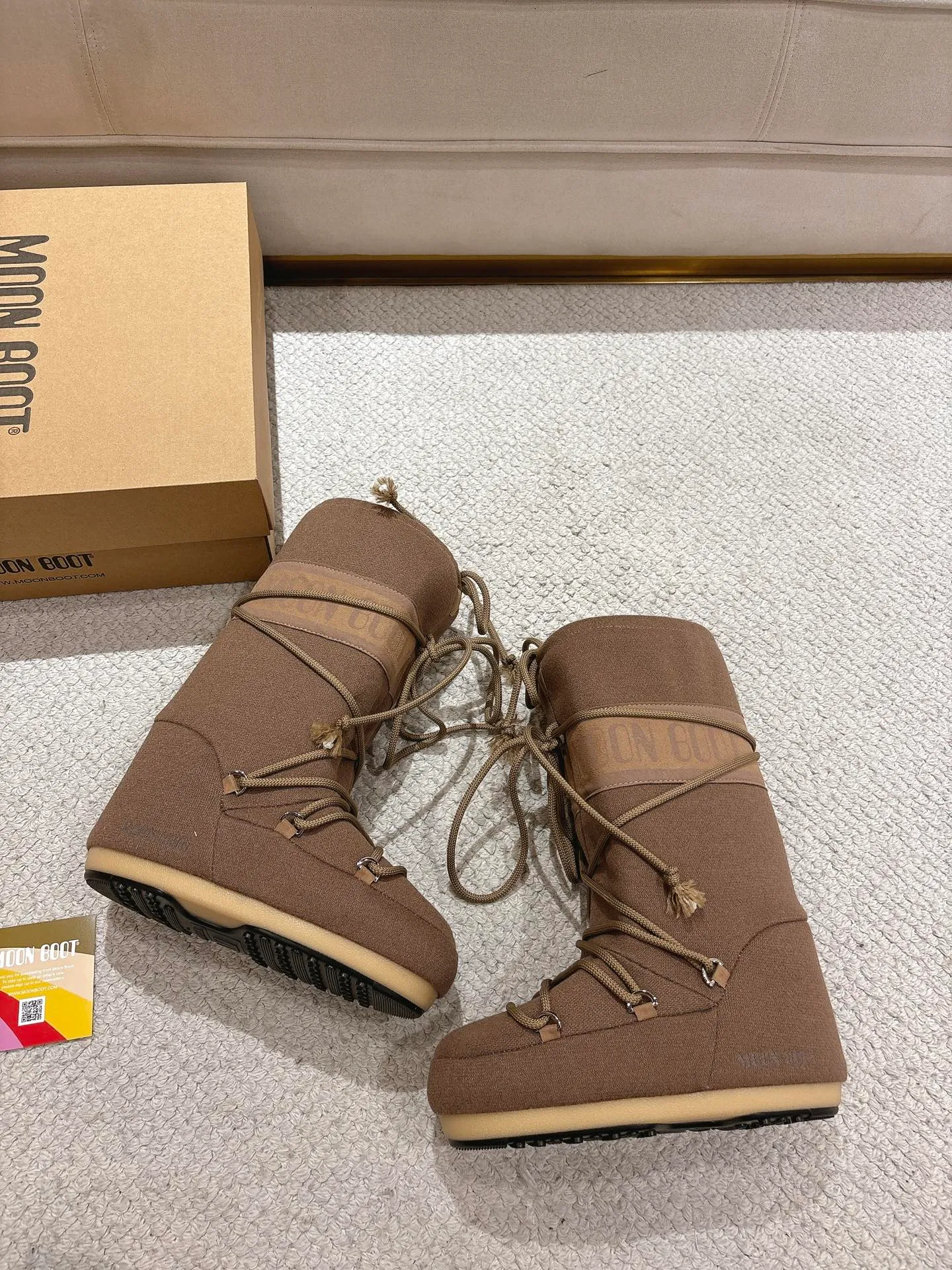 p660 [Exclusive top quality | New upgrade] Moon Boot 2025 autumn and winter hot snow boots are here! Don’t just focus on UGG anymore, fashionistas have already changed to these "ugly moon boots" ✨ 🔥Forget UGG! The Moon Boot that was once popular throughout the millennium is back! At that time, Paris Hilton, Victoria Beckham and other top icons were wearing it. Now with the strong return of the Y2K trend, the same QQ show outfit is a must-have for young people!  👢Hidden within 4cm, the legs are slimmer. 💫Looks fluffy, but actually looks slimmer. ❄️Full marks for thermal insulation, no longer cold in winter. 🌟Same style for men and women, regardless of left or right, easy to match. Don’t look at it’s cute appearance, but it instantly transforms into a trend focus! If you want both warmth and style, this is a must-have! ❶Material: original customized nylon cloth ❷Lining: original 100% silk cotton liner ❸Feet: original 100% silk cotton liner ❹Outsole: original molded two-color non-slip outsole ❺Sole thickness: 4cm (including inner height increase) ❻Code number: 35/38; 39/41 ❼Packaging: original full set of packaging ☀Color: official website updated simultaneously